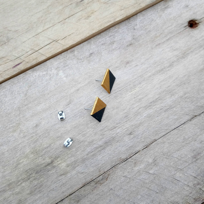 Boucles d'oreilles en bois du québec (merisier) et acier inoxydable- carrés noir et or