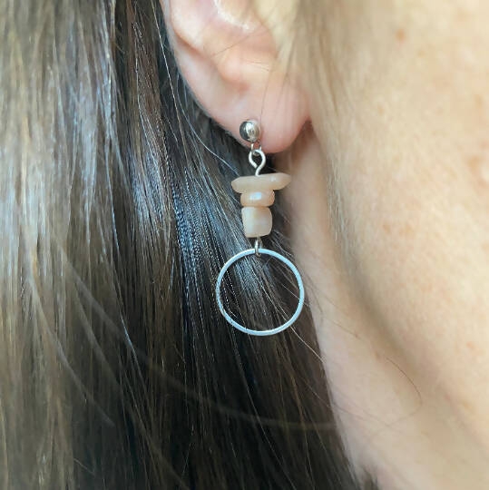 Boucles d'oreilles pendantes en acier inoxydable avec pierres de soleil, boucles d'oreilles minimalistes en pierres naturelles pitaka