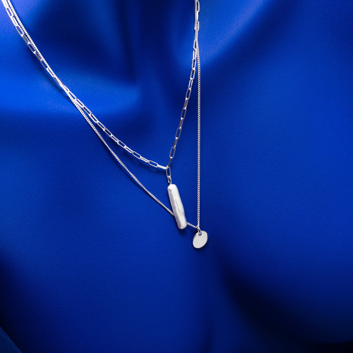 Collier numéro deux keshis allongée