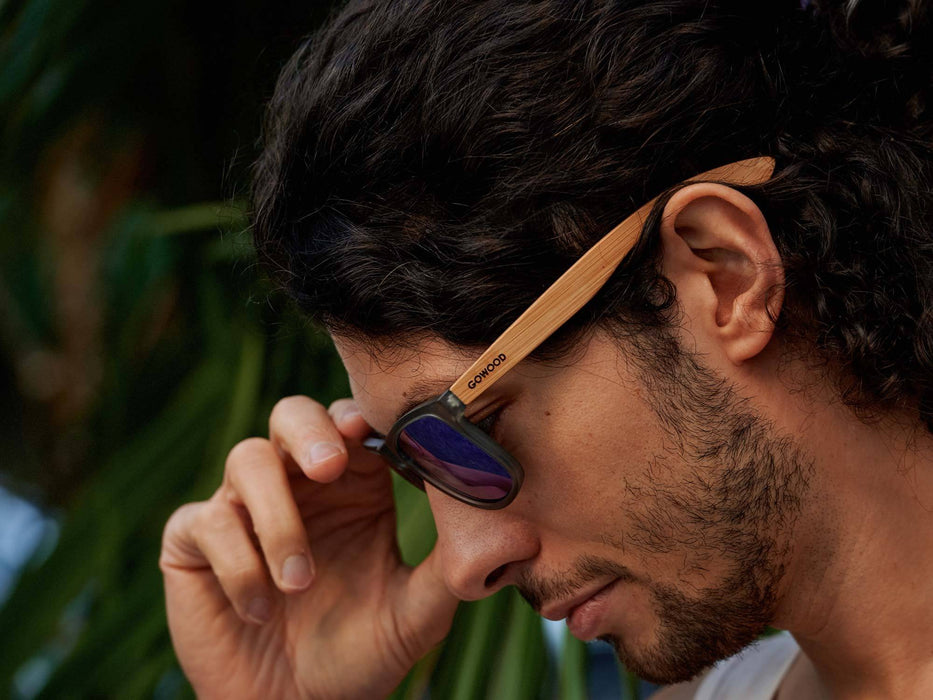 Lunettes de soleil carrées en bois de bambou avec monture givrée grise et verres miroir bleu polarisés
