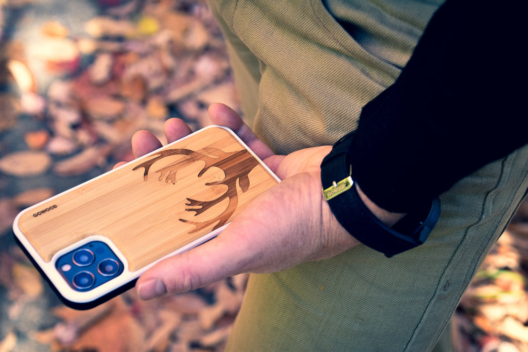 Étui iphone 12 mini en bois et côtés en tpu - bambou avec gravure chevreuil