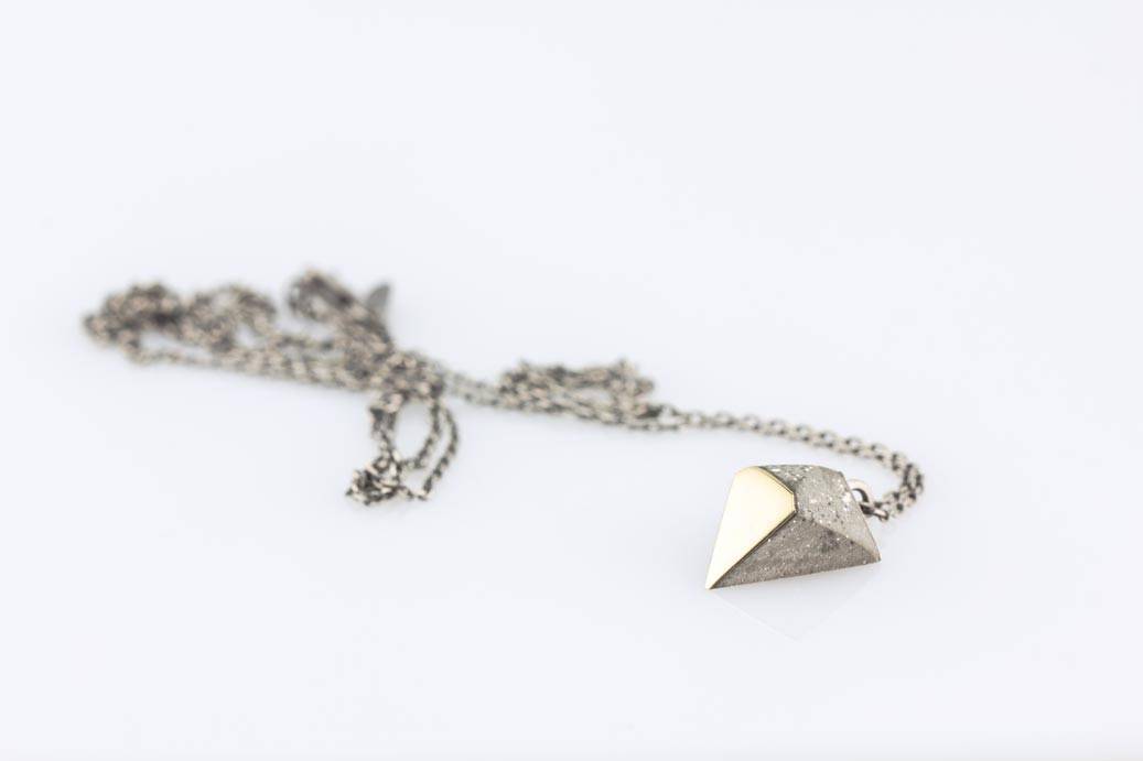 Pendentif pyramide laiton