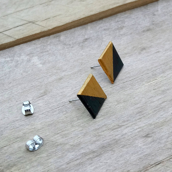 Boucles d'oreilles en bois du québec (merisier) et acier inoxydable- carrés noir et or
