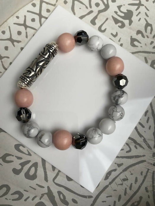 Bracelet d'howlite et de perles en bois rose
