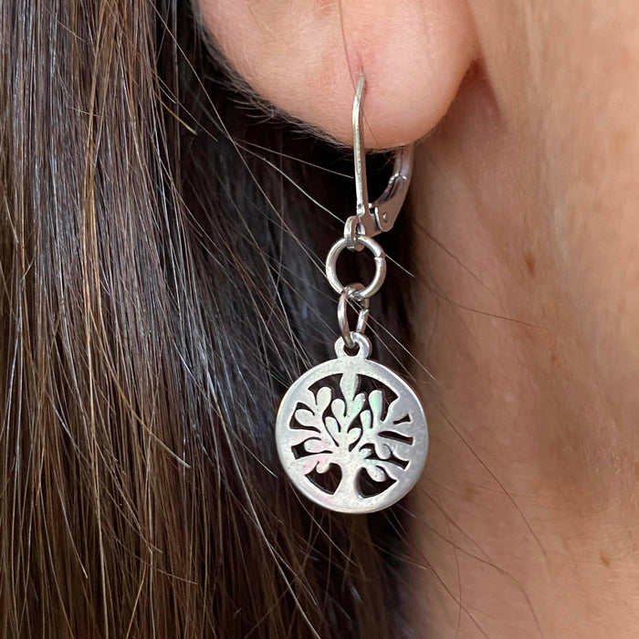 Boucles d'oreilles minimalistes en acier inoxydable avec un pendant arbre de vie