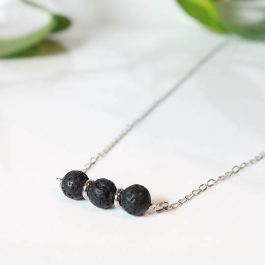 Collier minimaliste pour femmes avec pierres de lave noire et acier inoxydable