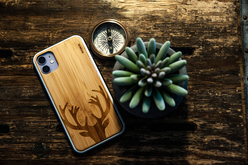 Étui iphone 11 en bois et côtés en tpu - bambou avec gravure chevreuil