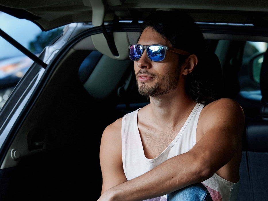 Lunettes de soleil carrées en bois de bambou avec monture givrée grise et verres miroir bleu polarisés