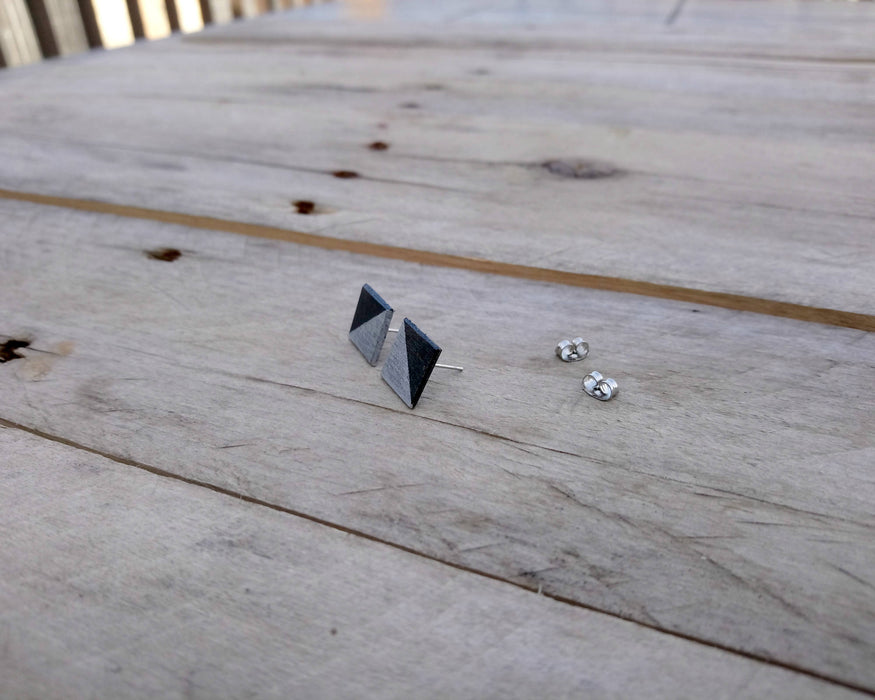 Boucles d'oreilles en bois du québec (merisier) et acier inoxydable- carrés noir et argent