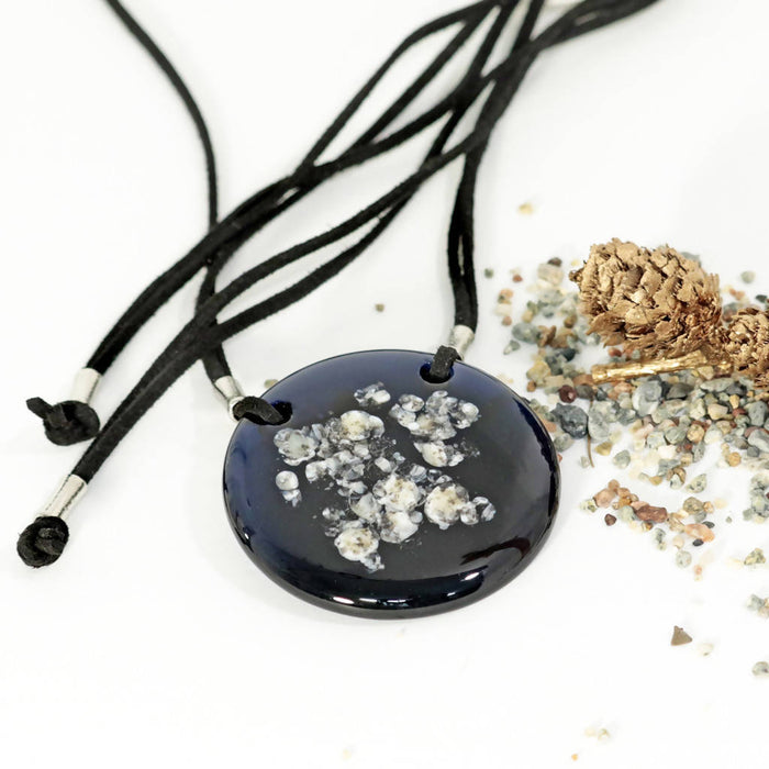 Pendentif rond/ motif rocailles bleu nuit/noir/longueur ajustable sur cordon /ensemble contemporain par mila