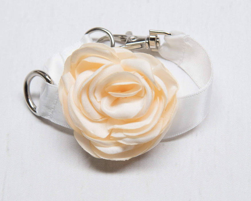 Ensemble robe martini pour chien en satin blanc pour mariage, avec brillants dorés ou argentés, fleurs, collier et laisse assortis