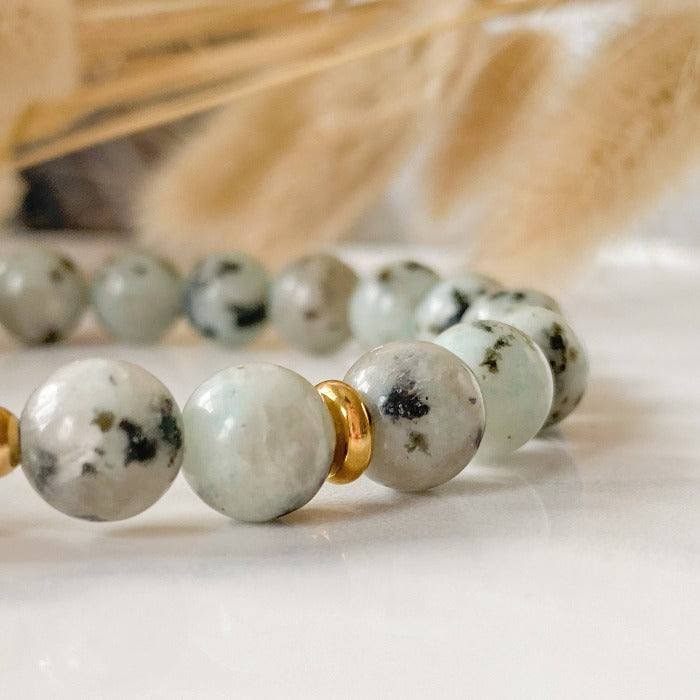 Bracelet stabilité - jaspe kiwi, pierres de rivière et acier inoxydable doré