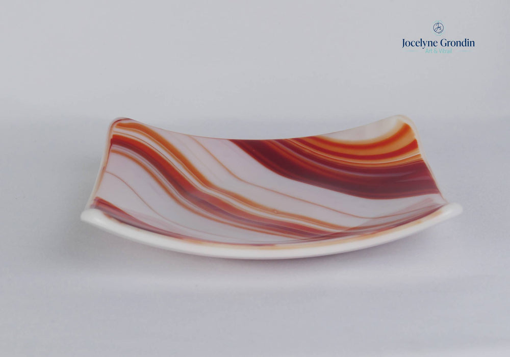 Assiette en verre rouge et blanc