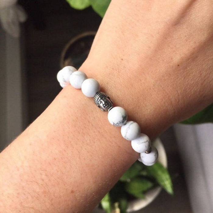 Marbre - bracelet en pierres semi-précieuses pour femmes et hommes: howlite mat et breloque bouddha en acier inoxydable