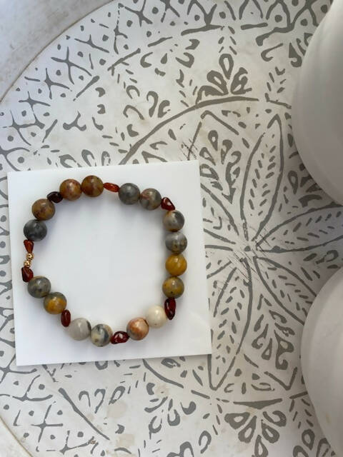 Bracelet d'agate mexicaine avec perles embossées en or