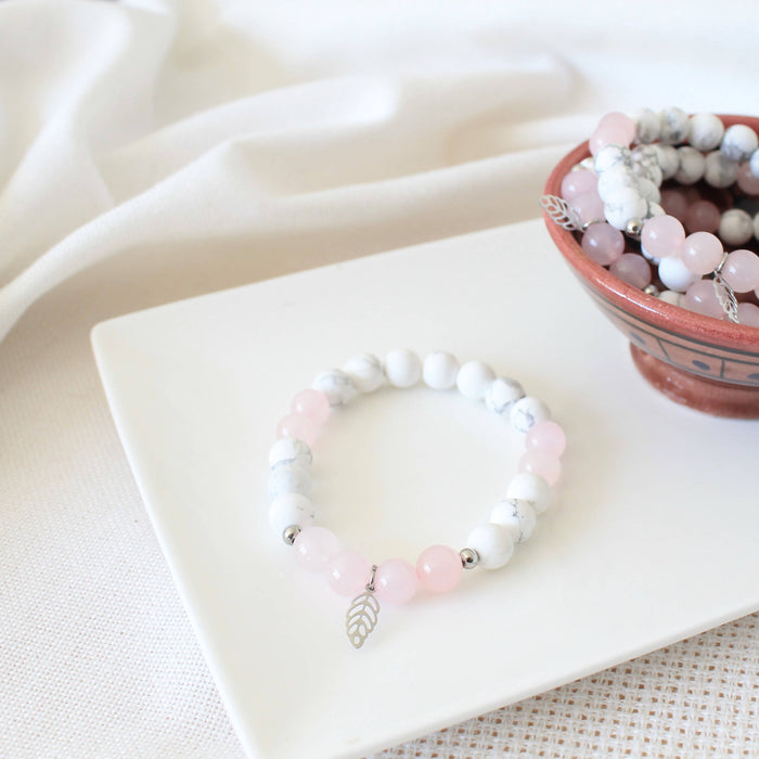 Féminité - bracelet en pierres semi-précieuses pour femmes, howlite, quartz rose et breloque feuille en acier inoxydable