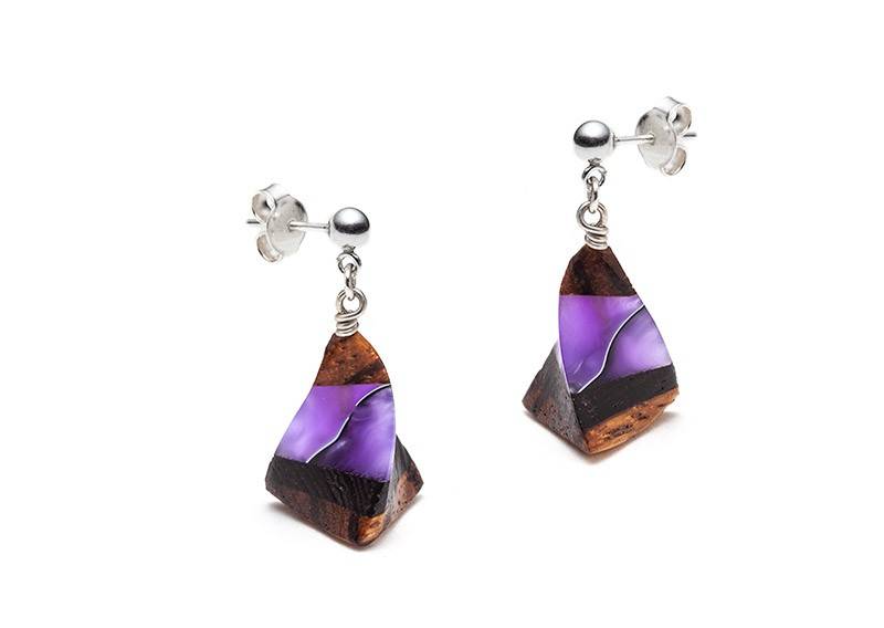 Boucles d'oreilles suspendues en bois de couleur mauve - purple wooden dangling earrings