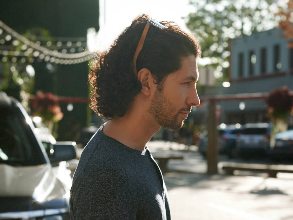 Lunettes de soleil carrées en bois de bambou avec monture givrée grise et verres noir polarisés