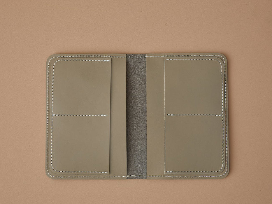 Porte-passeport en cuir taupe