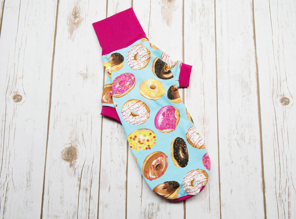 Chandail, pull, tshirt col long/ medium/ court pour lévrier italien ou autre race de chien ou chat; motifs de beignes colorés sur fond aqua