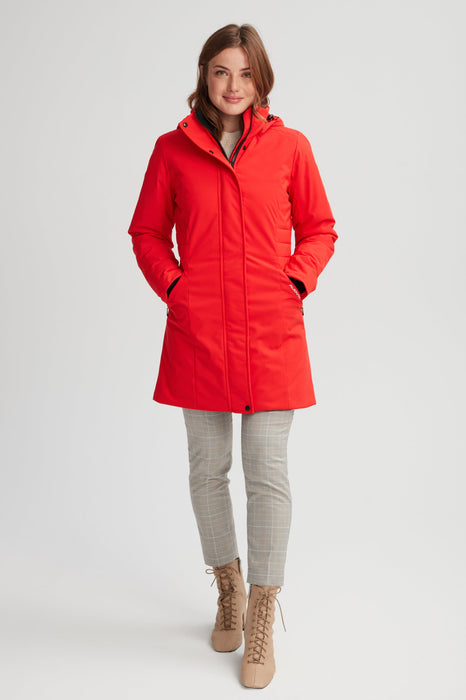 Manteau d'hiver de couleur rouge pour femme. Coupe féminine et accents à la taille.