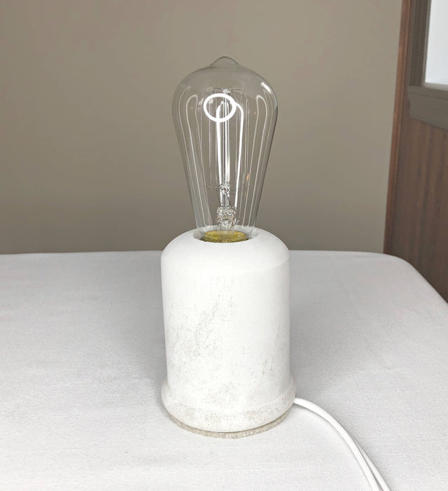 Lampe de table en béton