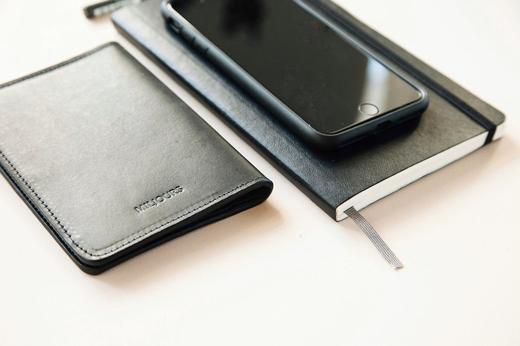 Porte-passeport en cuir noir