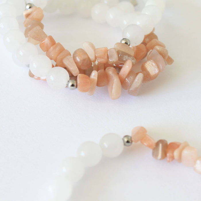 Bracelet losange en pierres semi-précieuses pierre de soleil, quartz blanc et acier inoxydable avec une breloque losange