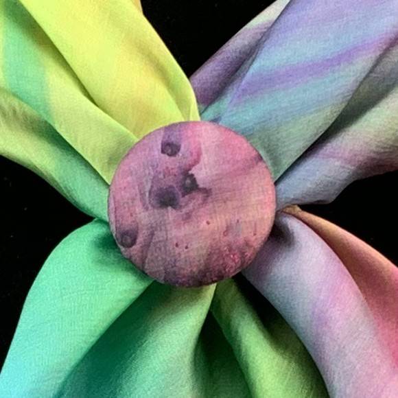 Ensemble carré de soie et clip coulé bonbon