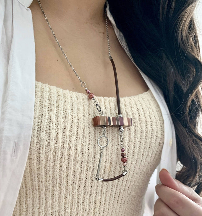 Collier balançoire perles et bois