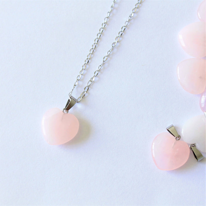 Collier minimaliste avec pendentif coeur en pierres semi-précieuses quartz rose et acier inoxydable