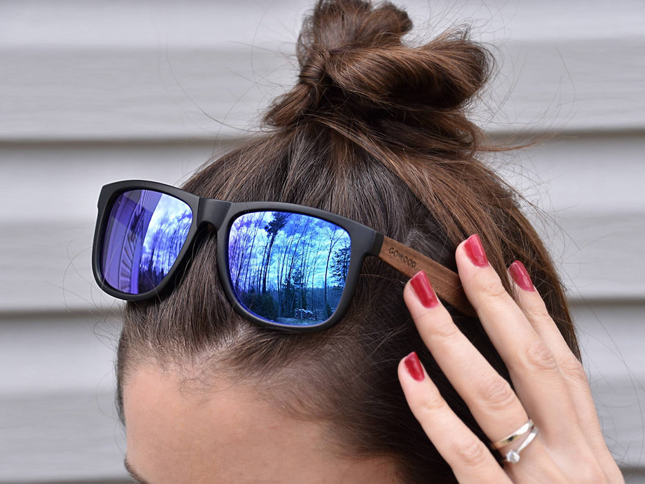 Lunettes de soleil carrées en bois de noyer avec verres miroir bleu polarisés