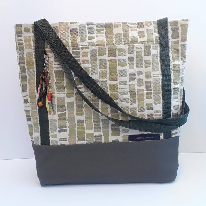 Sac fourre-tout urbain agrémenté d'un bijoux.