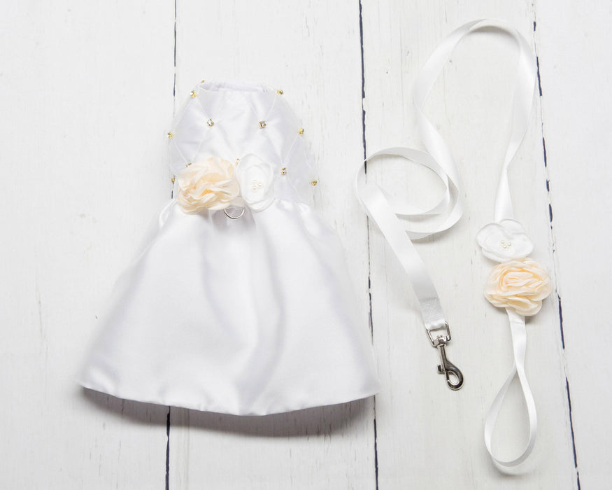 Ensemble robe martini pour chien en satin blanc pour mariage, avec brillants dorés ou argentés, fleurs, collier et laisse assortis
