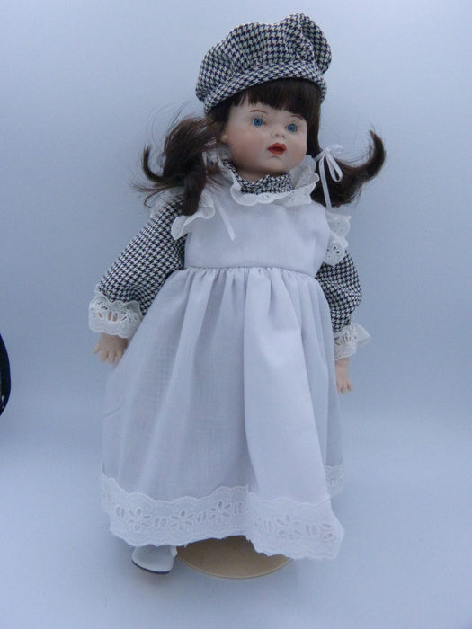 Poupée de porcelaine nathalie