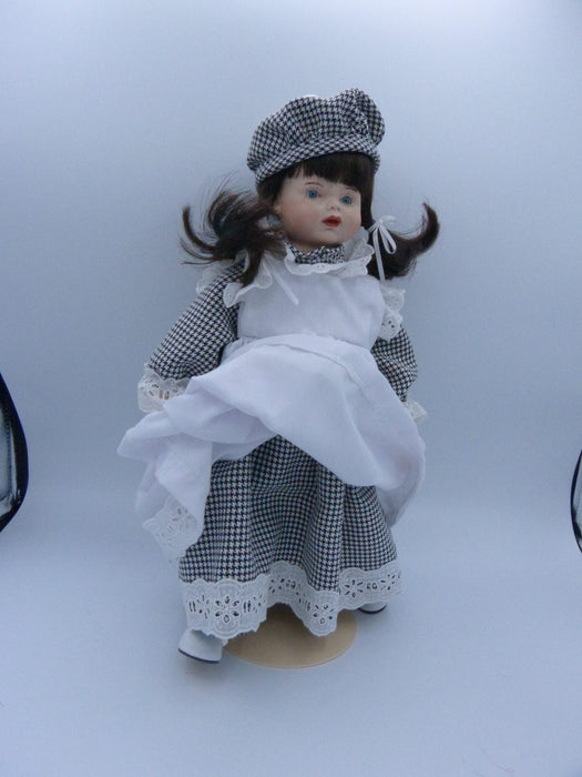 Poupée de porcelaine nathalie