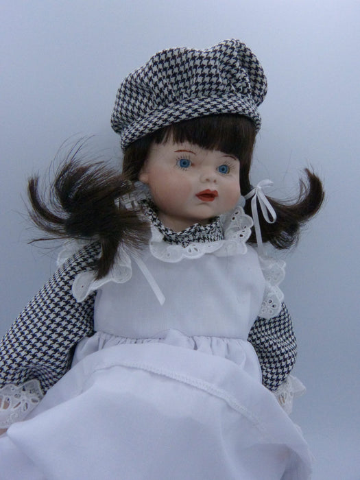 Poupée de porcelaine nathalie