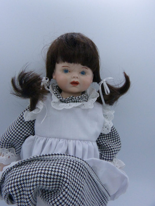 Poupée de porcelaine nathalie