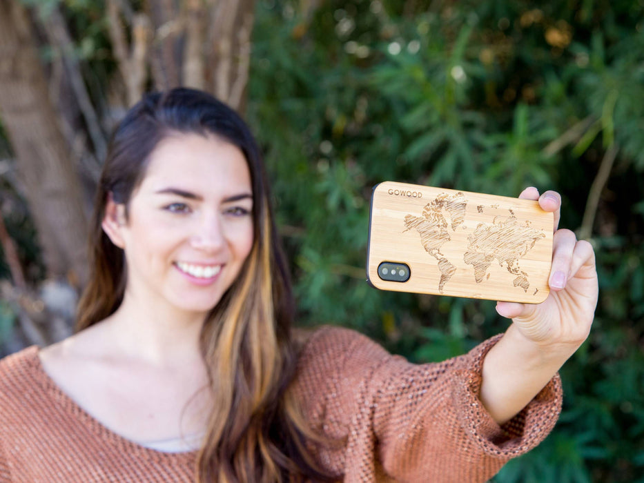 Étui iphone xr en bois et côtés en polycarbonate - bambou avec gravure carte du monde