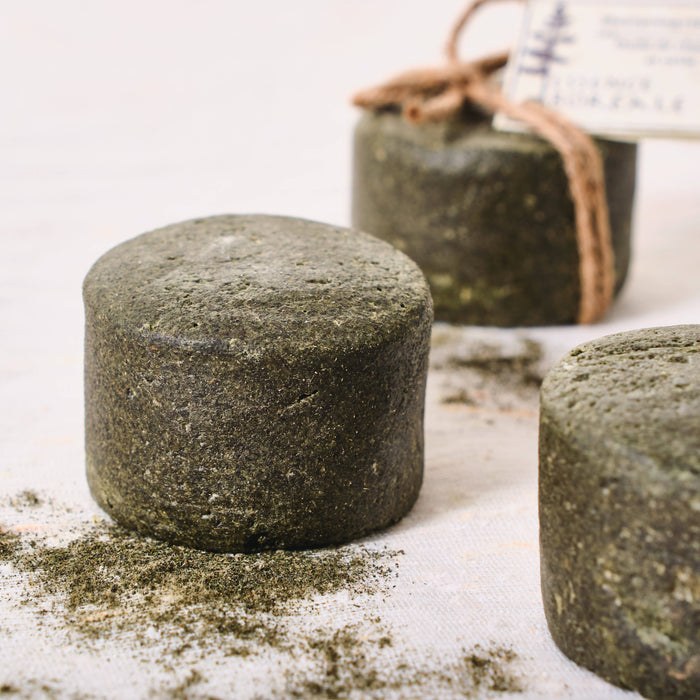 Shampoing solide à l'huile de chanvre et à l'ortie