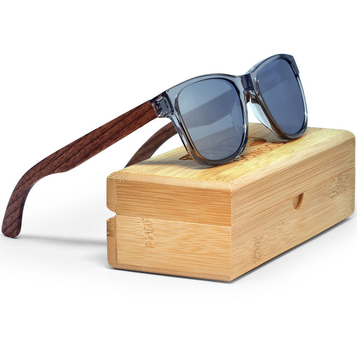 Lunettes de soleil en bois de noyer de style classique avec monture grise semi-transparente et verres miroirs argent polarisés