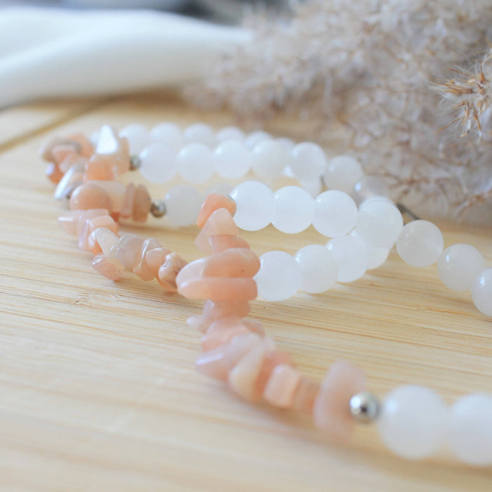 Bracelet losange en pierres semi-précieuses pierre de soleil, quartz blanc et acier inoxydable avec une breloque losange