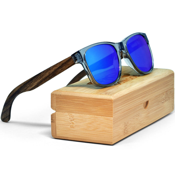 Lunettes de soleil en bois de noyer de style classique avec monture grise semi-transparente et verres miroirs bleu polarisés