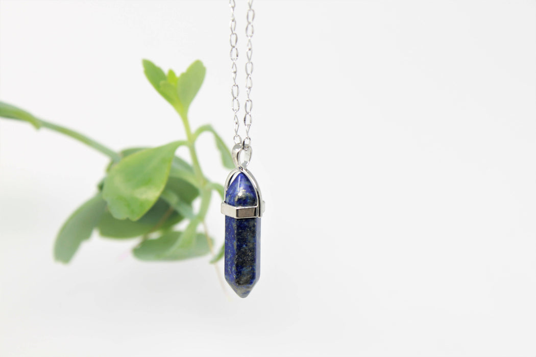 Collier minimaliste en lapis lazuli et acier inoxydable avec un pendentif en pointe en pierre semi précieuses