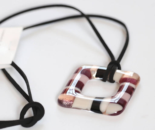 Pendentif long carré contemporain en tons de rose vanille et noir sur cordon suede noir ajustable