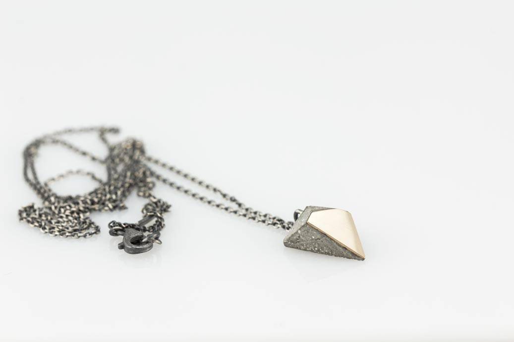 Pendentif pyramide bronze