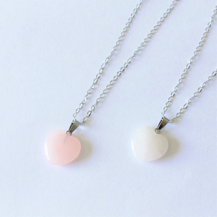Collier minimaliste avec pendentif coeur en pierres semi-précieuses quartz rose et acier inoxydable