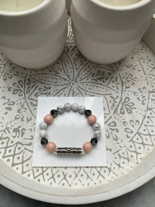 Bracelet d'howlite et de perles en bois rose