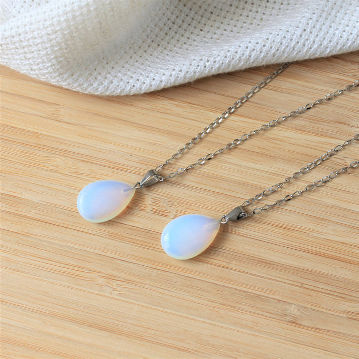 Collier délicat avec pendentif en forme de goutte en pierres semi-précieuses d'opalite et acier inoxydable