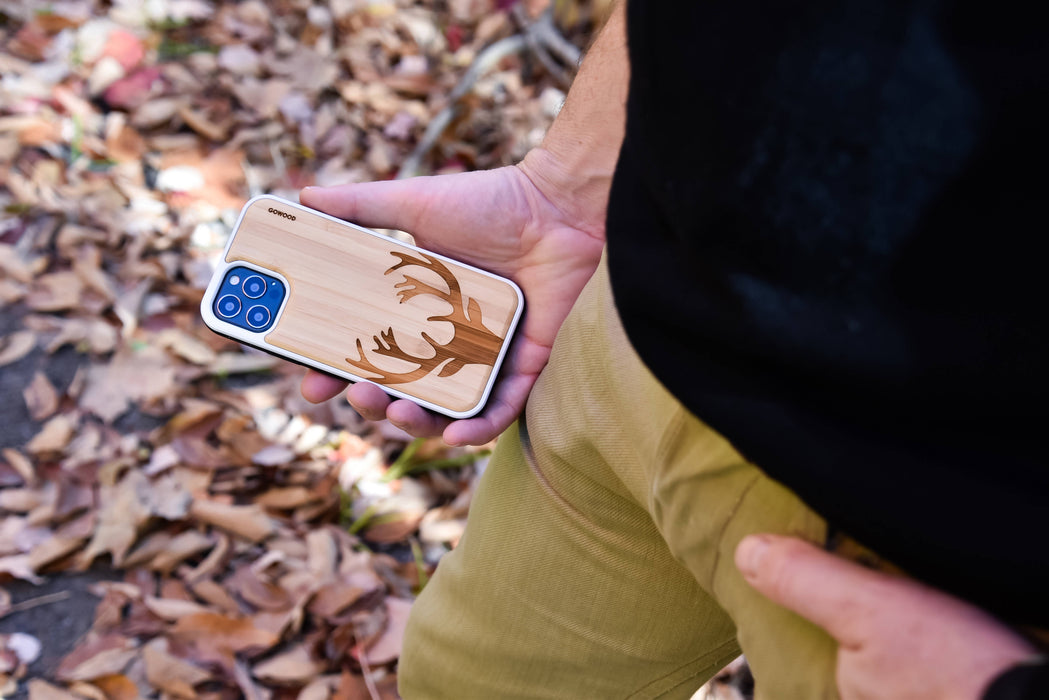 Étui iphone 12 et iphone 12 pro en bois et côtés en tpu - bambou avec gravure chevreuil